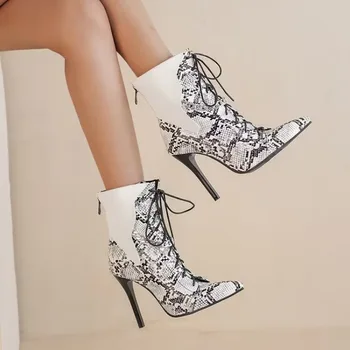 Сапоги женские 2023 Новые Женские туфли на высоком каблуке, пикантные ботинки на шпильке с острым носком, модная цепочка, украшающая черно-белые женские ботинки с цветным блоком