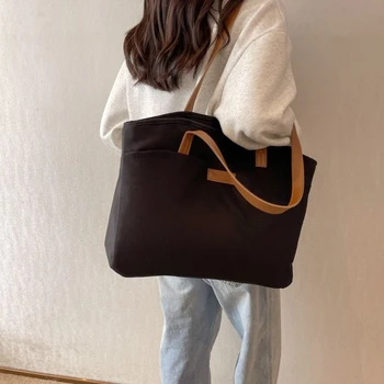Модное плечо и женская сумочка - минималистичный дизайн и практичные карманы