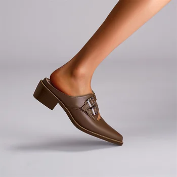 2023 Летние новые модные женские туфли Baotou на среднем блочном каблуке с острым носком, показанные на подиуме, босоножки с пряжкой ремня